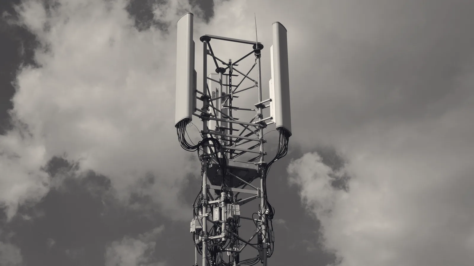 Mobilmast med antenner mot himlen