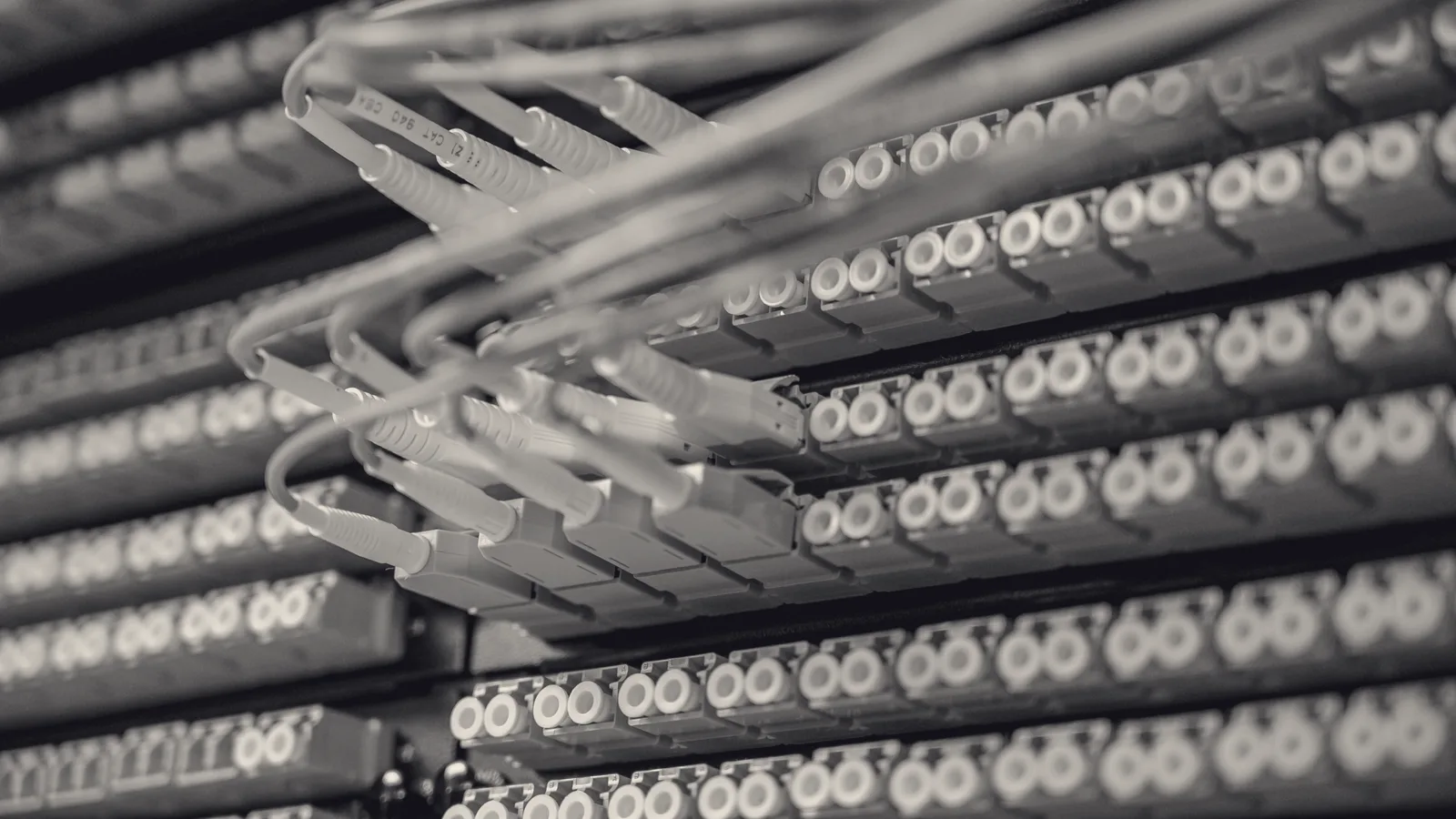 Fiberkablar inkopplade i en patchpanel